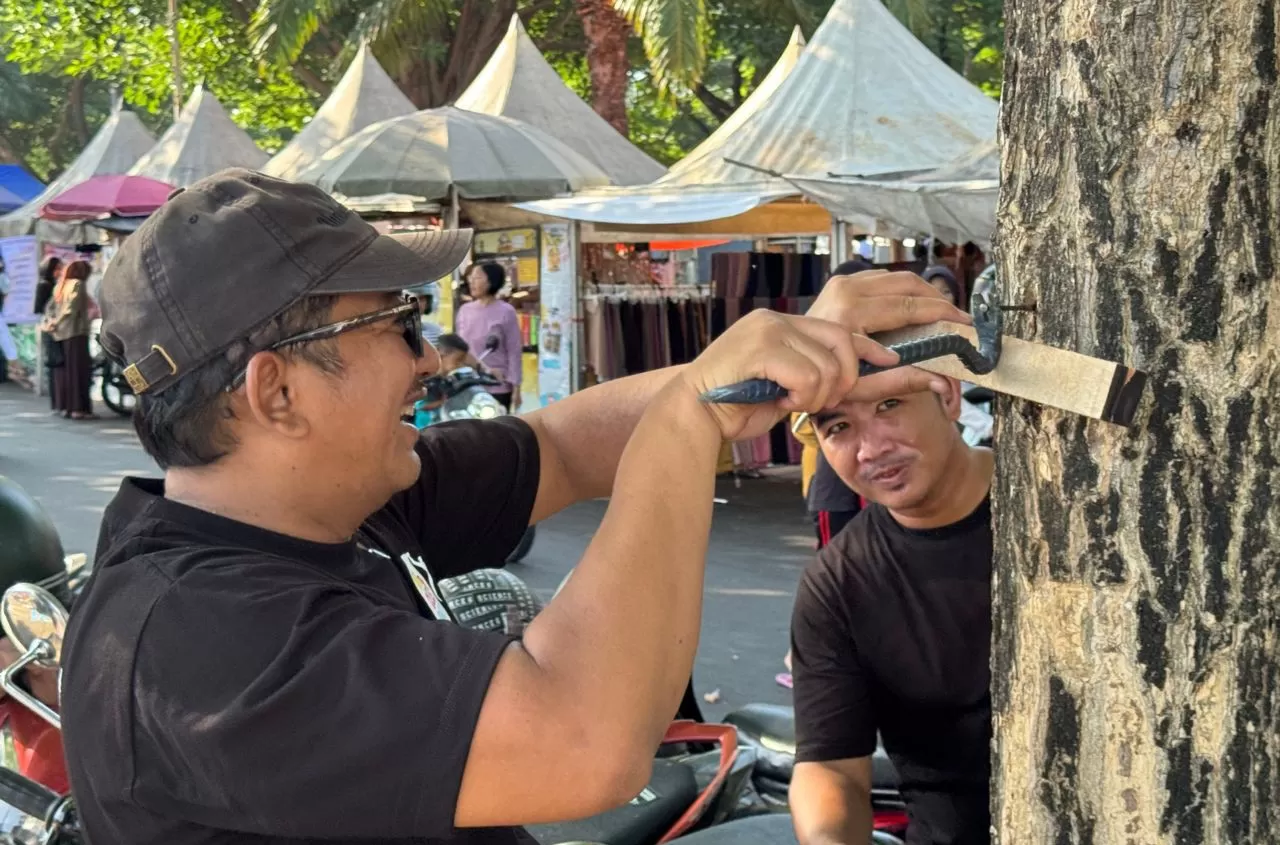  Cabut paku di World Clean Up Day di Karanganyar (foto:Abdul Alim)  