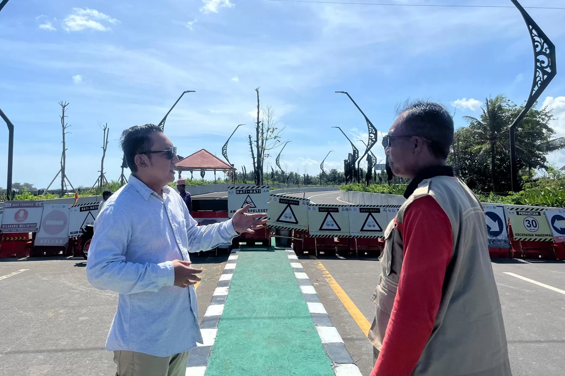 &lrm;Dodi Purnomo Jati (kiri) melihat jembatan Pandansimo sebagai akses utama  menuju objek wisata Bantul.  (Sukro Riyadi)