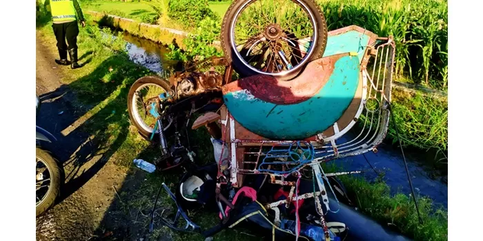 Becak montor (bentor) milik korban terbalik di pinggir jalan setelah terhantam Pajero. 