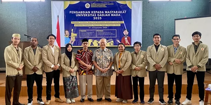  Prodi Ketahanan Nasional UGM saat latih masyarakat Margokaton tentang jurnalisme warga.  