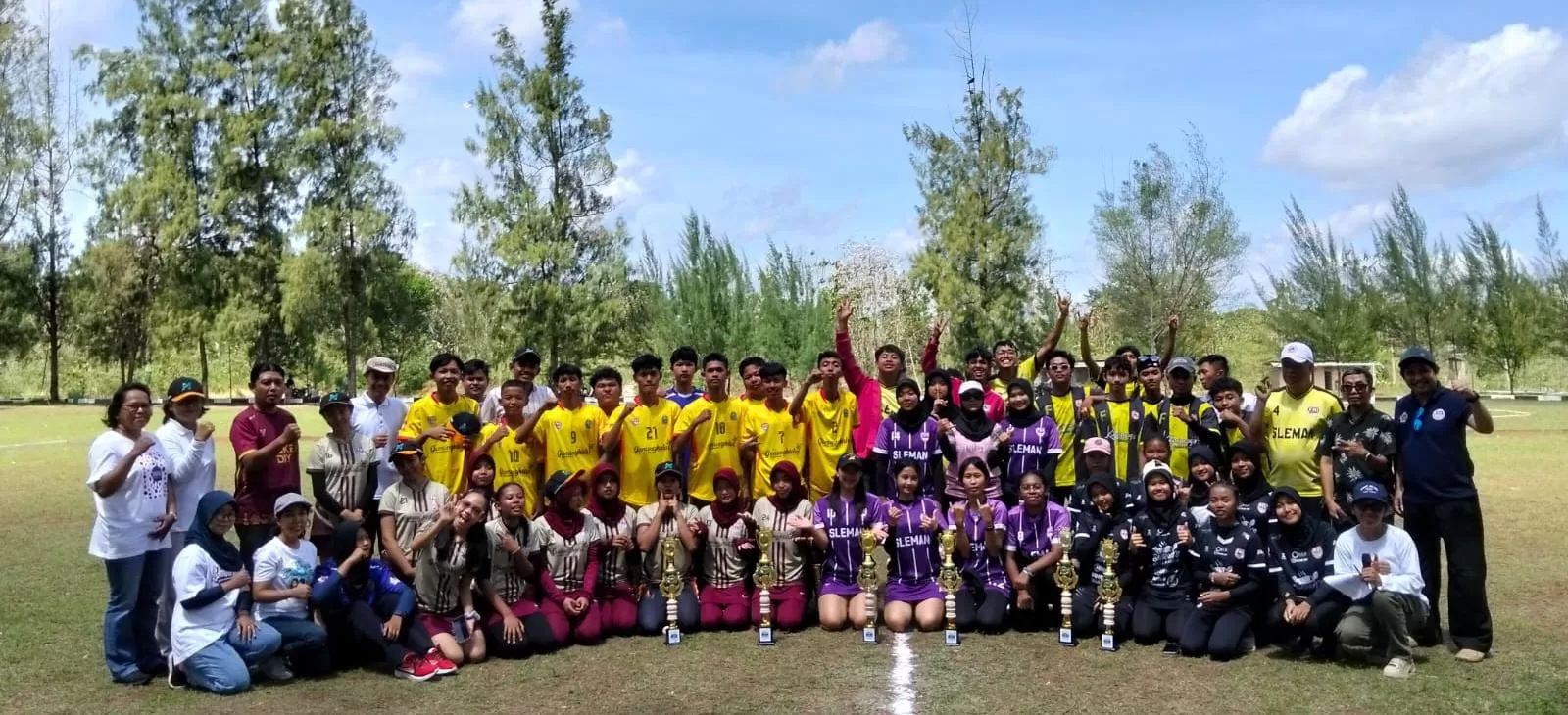 Foto bersama para juara pertandingan Eksebisi Hockey 5s Porda XVII DIY 2025 (Dokumen) 