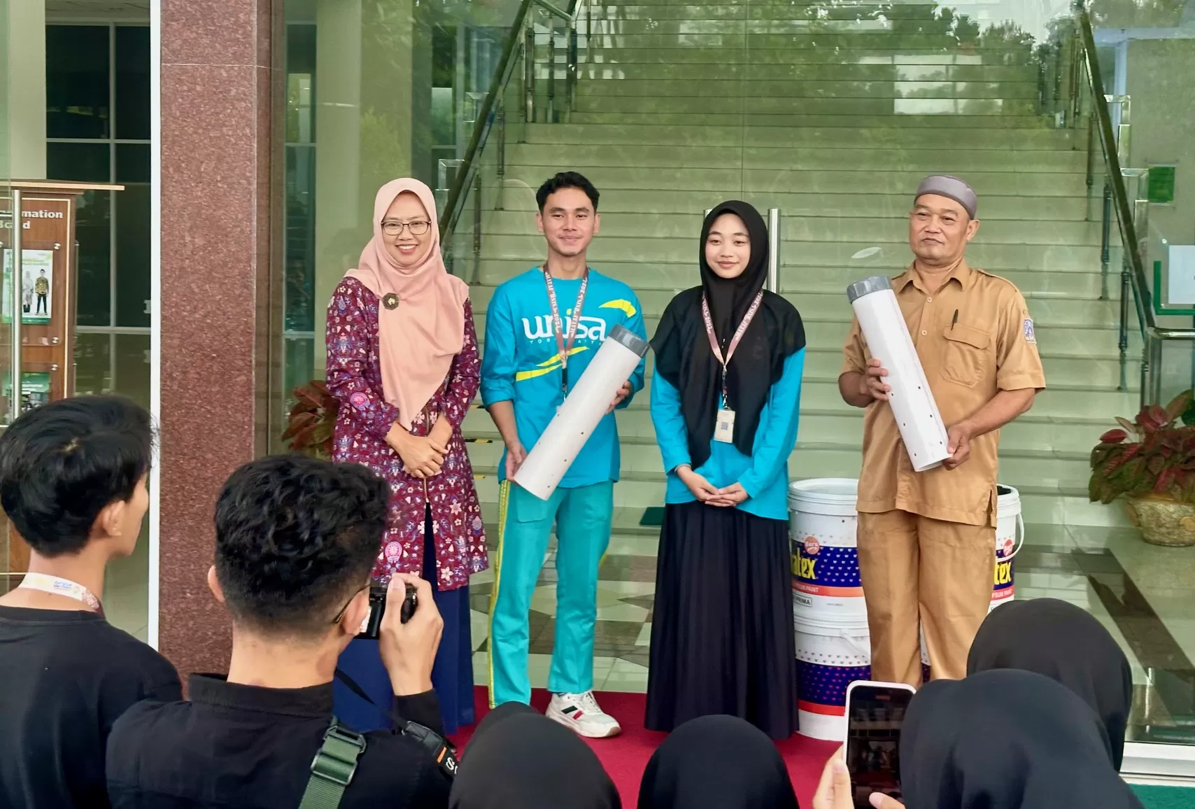 Rektor bersama maba UNISA menyerahkan Losida ke dusun sekitar kampus (Harminanto)