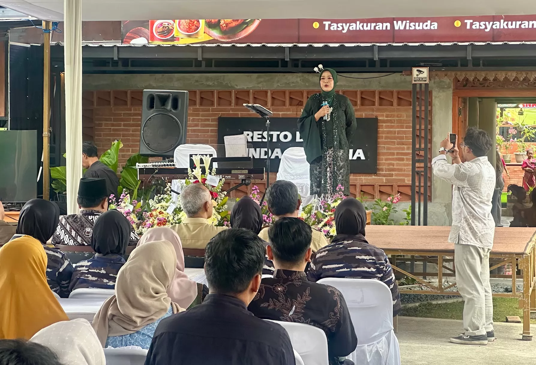 Sri Nuryana saat memberikan sambutan pembukaan resto barunya (Harminanto)