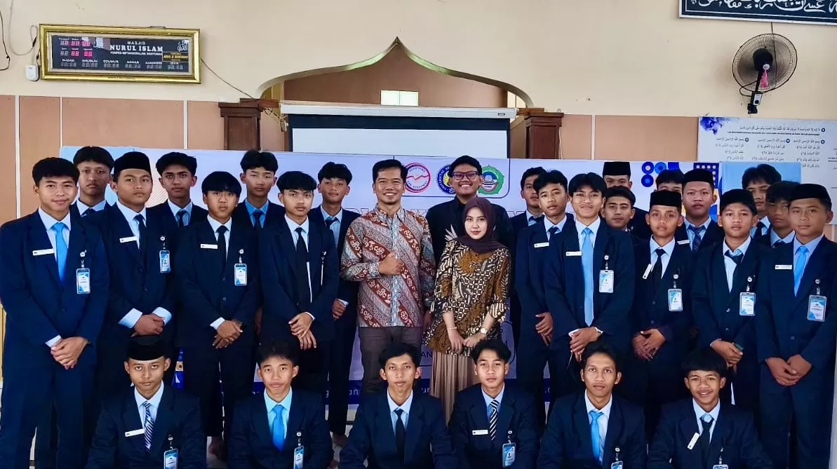   Dosen PPKn UNY Beri Pelatihan Literasi dan Kewarganegaraan Digital Bagi Siswa di Ponpes Miftahussalam Banyumas  (  FX Harminanto)