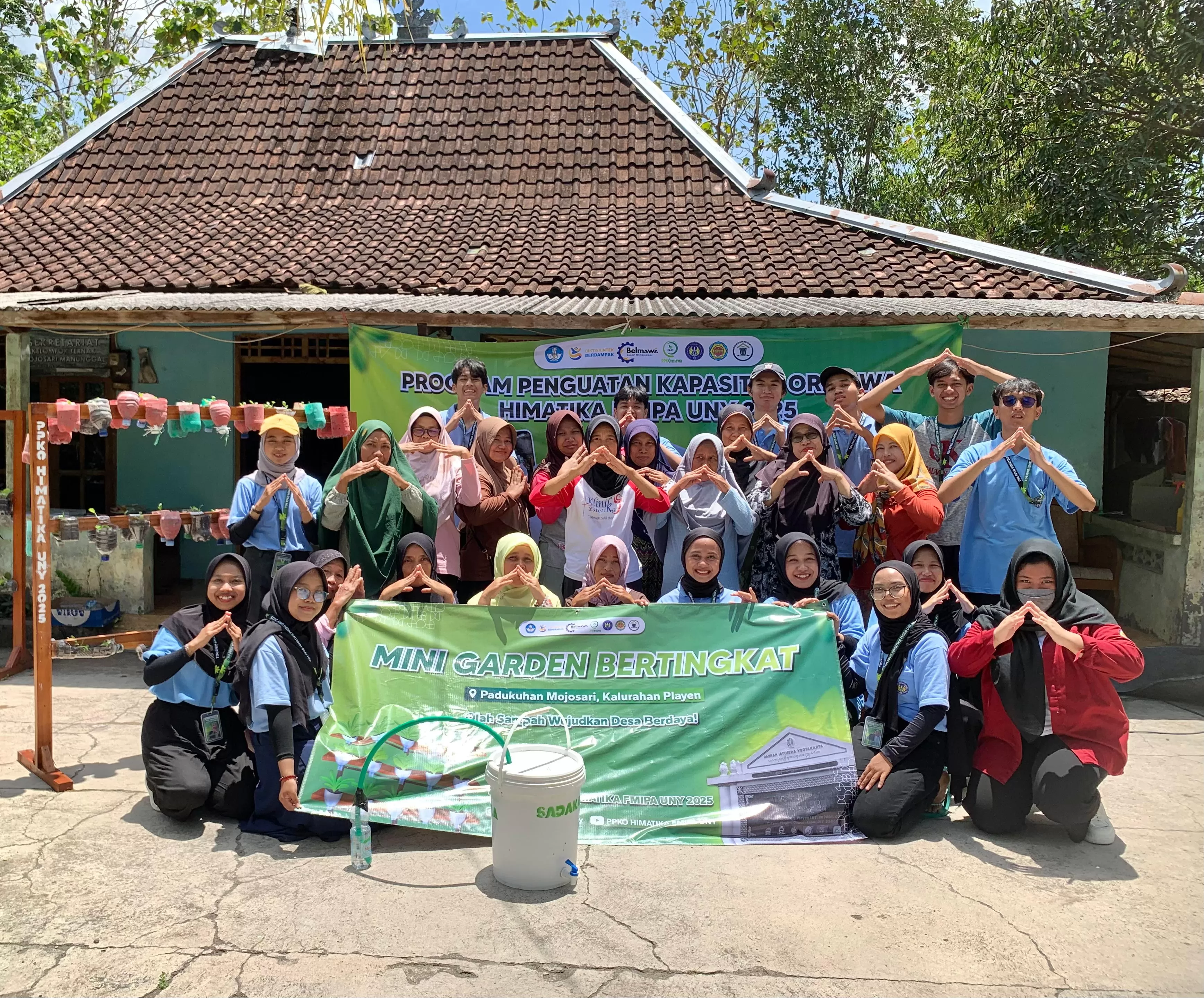 Workshop Mini Garden Bertingkat oleh Tim PPK Ormawa HIMATIKA FMIPA UNY bersama Kelompok Wanita Tani Klumpit Sari, Minggu (14/09). (Foto: Tim PPK Ormawa HIMATIKA FMIPA UNY).