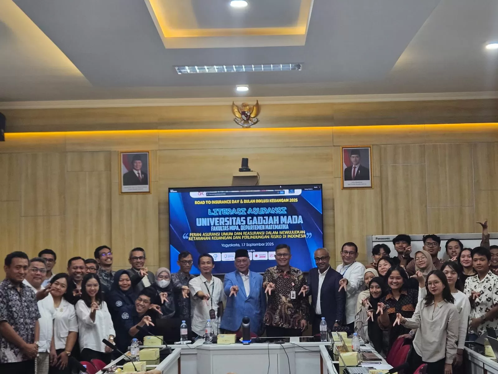 Budi Herawan (tengah) bersama peserta kuliah umum tentang pentingnya meningkatkan literasi asuransi.&nbsp;KR-Saifullah Nur Ichwan