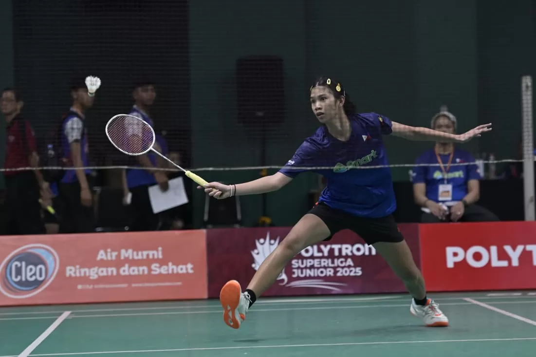 Atlet U-17 Putri Filipina, Nica Ysabel Gulpany melawan atlet Gideon Badminton Academy, Dhiva Violya Marante, pada pertamndingan hari ketiga Polytron Superliga Junior 2025.&mdash;(Foto: Ist)&mdash;