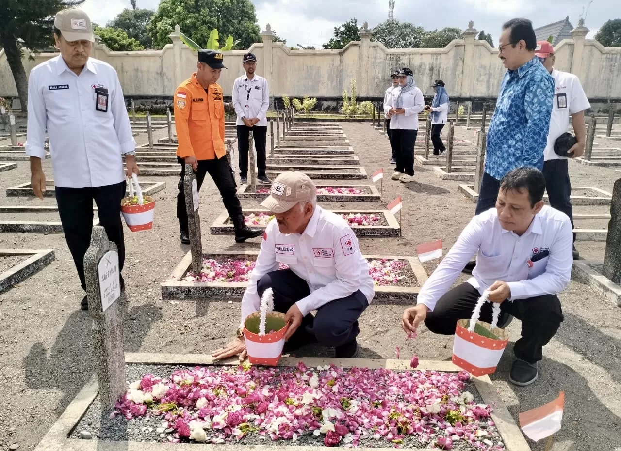   Pengurus PMI se DIY nyekar ke makam pahlawan Kusumanegara    ((Harminanto))