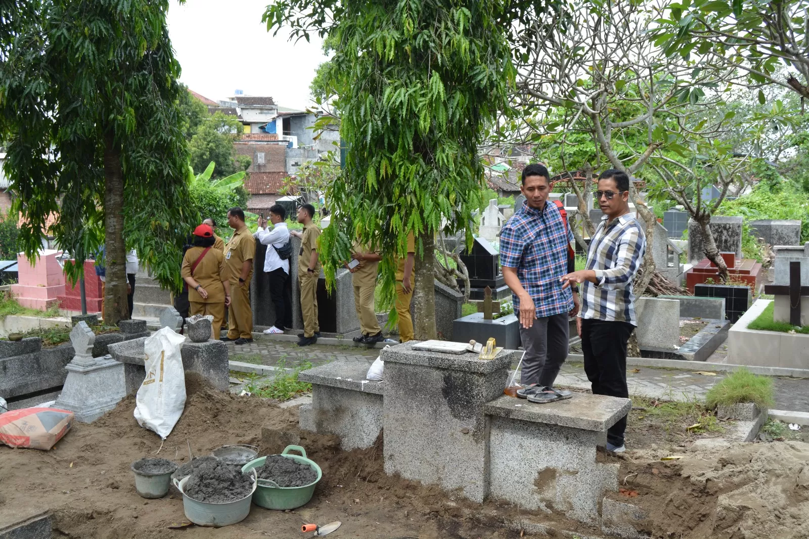 Jajaran Pansus Raperda Penyelenggaran Pemakaman DPRD Kota Yogya ketika meninjau area TPU beberapa waktu lalu. (Ist)