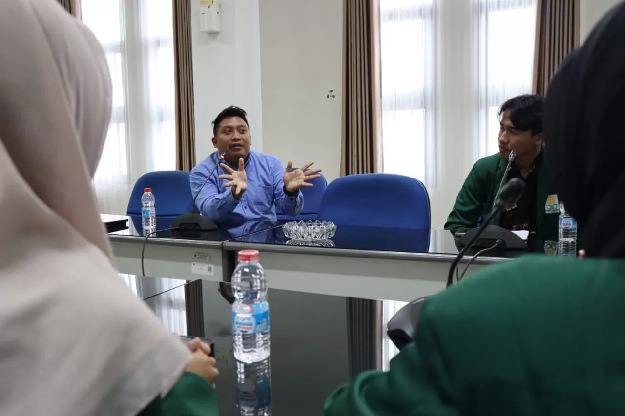 Anggota DPRD Kota Yogya Mu'adz AA berdialog dengan mahasiswa Jurusan KPI UIN Sunan Kalijaga Yogyakarta. (Ardhi Wahdan)