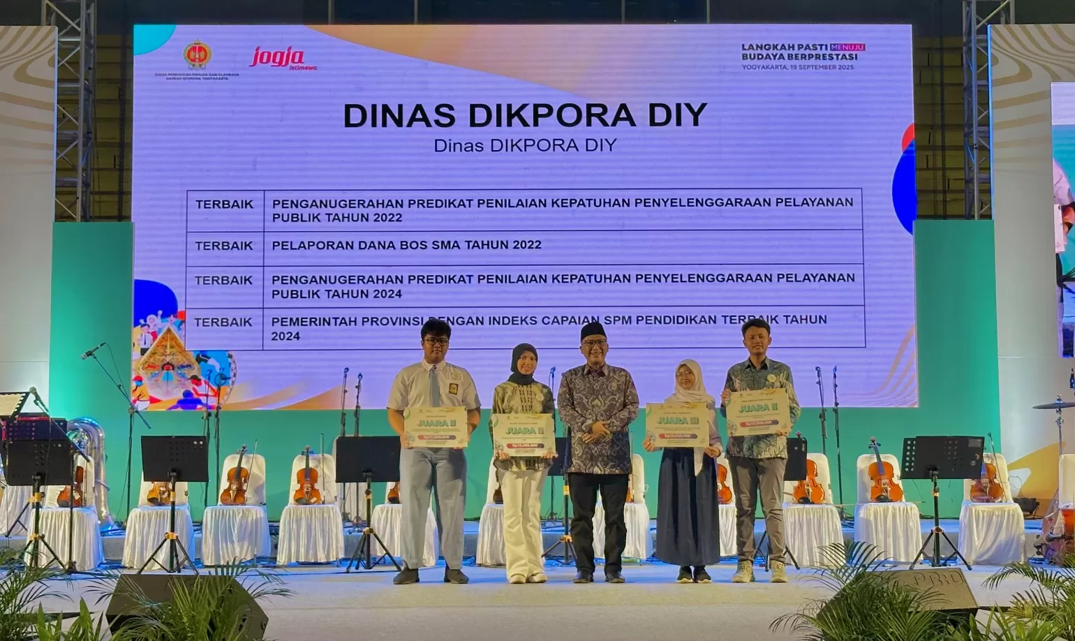 Beberapa siswa yang mendapatkan penghargaan atas prestasi (Harminanto)