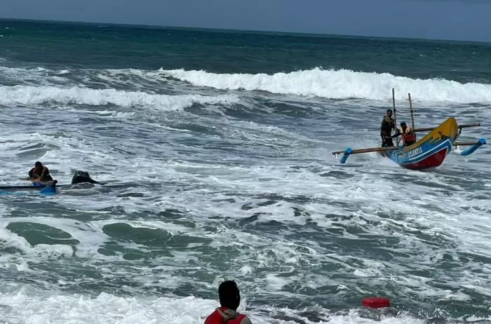 Dua nelayan berhasil diselamatkan bersama perahunya (Judiman)