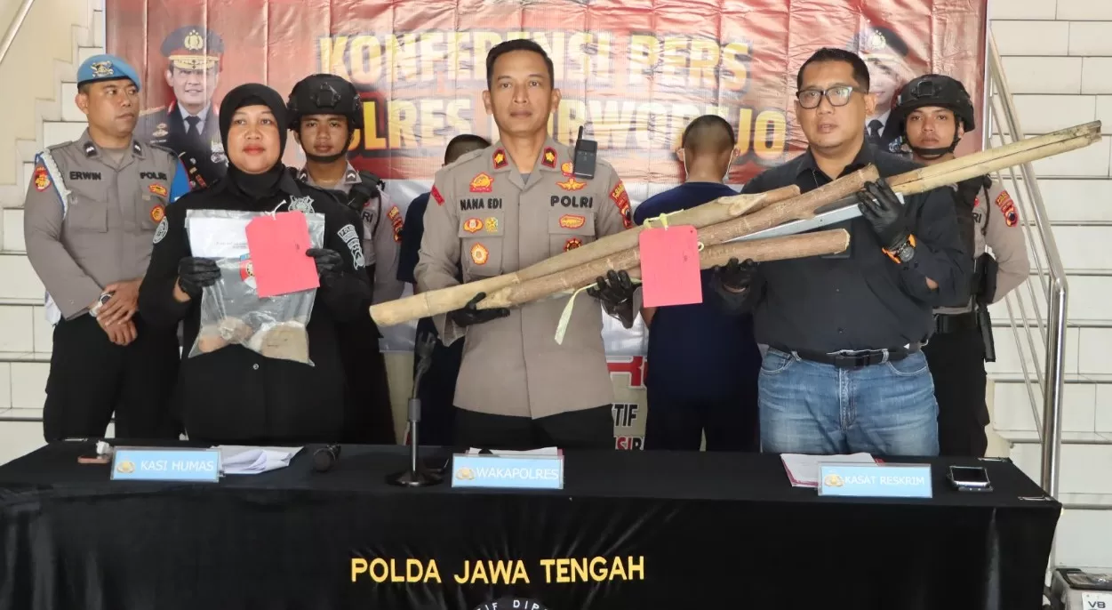 Waka Polres Purworejo Kompol Nana Edi Sugito, S.H didampingi Kasat Reskrim AKP Catur Agus Yudho P, S.H., M.H. dan Kasi Humas AKP Ida Widaastuti, S.H., M.A.P, saat menunjukkan barang bukti pasca rusuh (Ist)