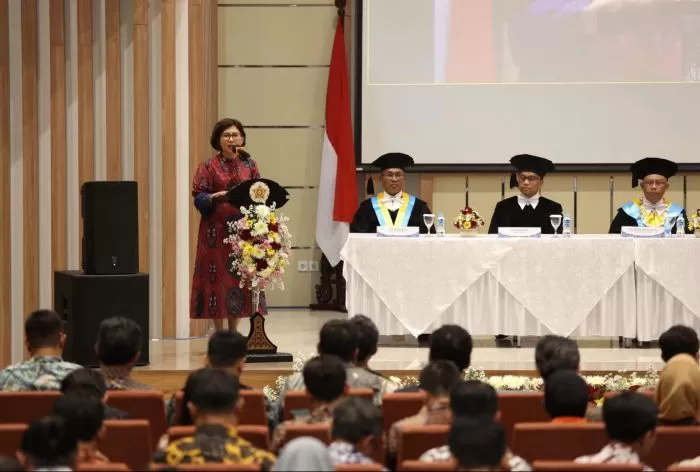 Rektor UGM, Prof. Ova Emilia, saat sedang memberikan ucapan selamat di Auditorium  Herman Johannes FMIPA, Kamis (18/9). (Sumber foto: laman resmi UGM/ Firsto)