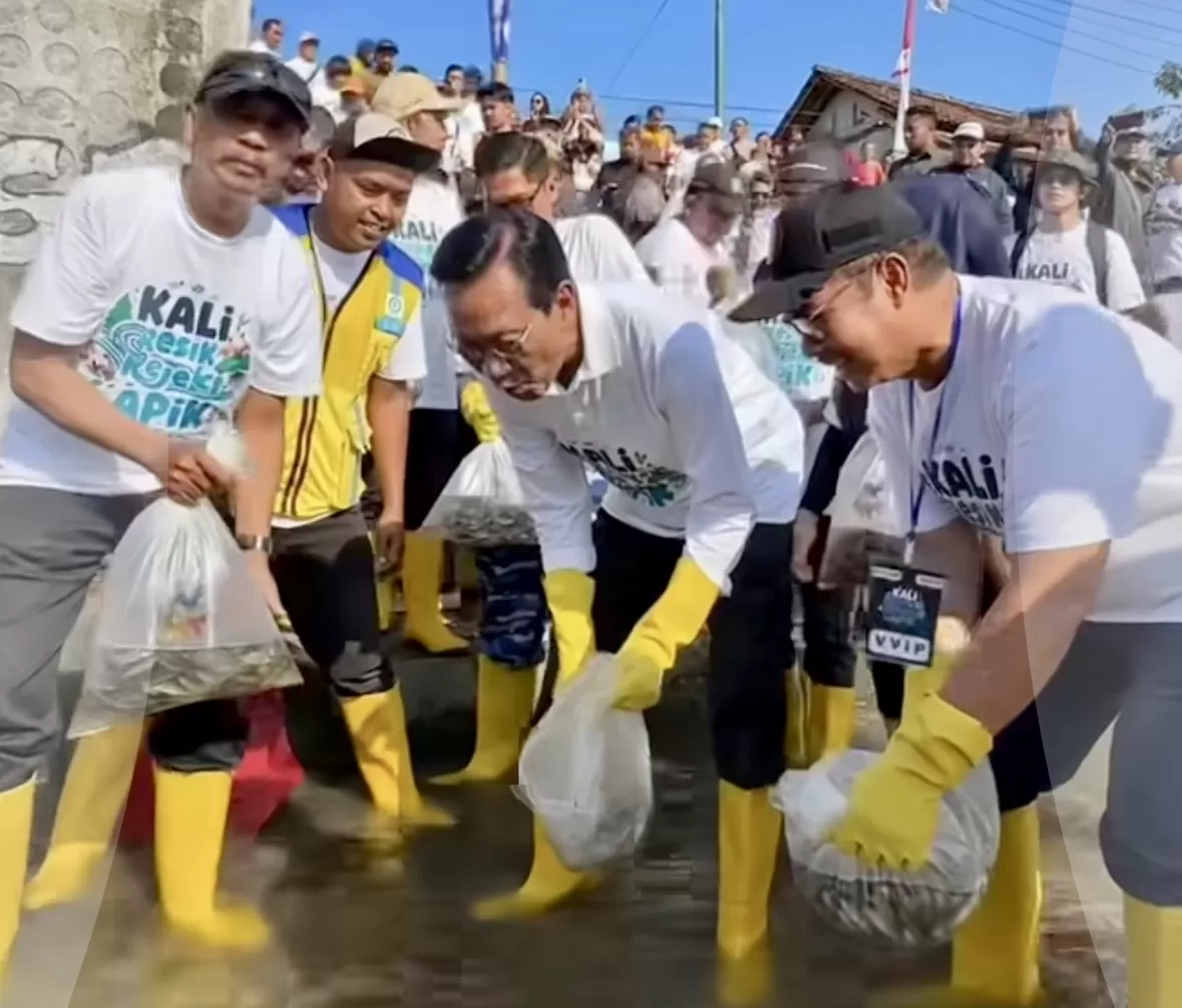 Sultan lepas bibit ikan