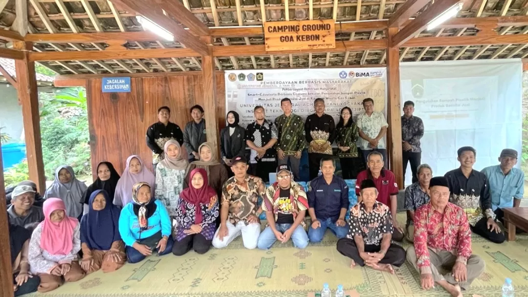 KR-Istimewa Tim Unjaya dan ITDA bersama peserta Pelatihan Smart-Eduwisata Goa Kebon.