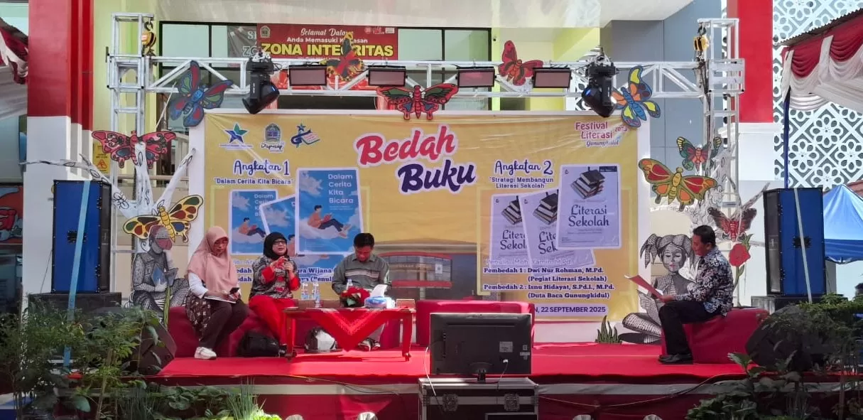  Pelaksanaan bedah buku.   (dedy ew)