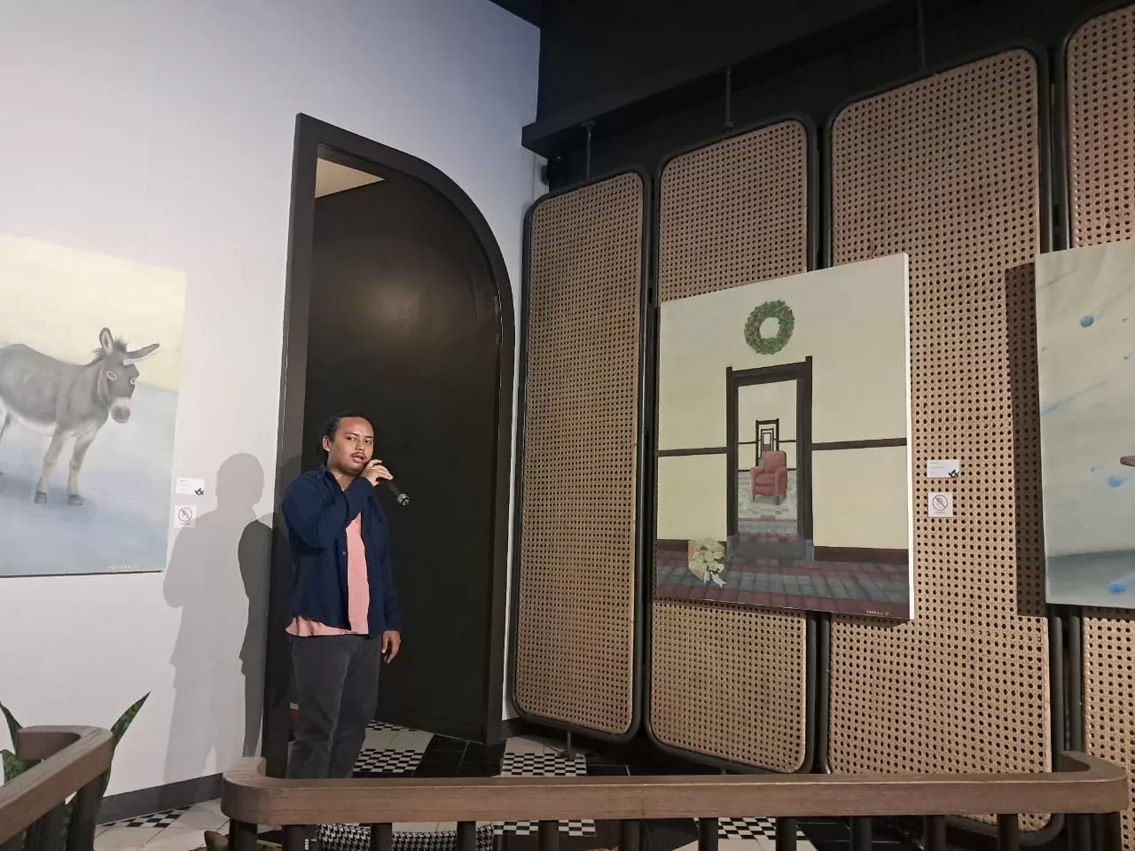 Pondra memberikan penjelasan tentang karya lukisannya di Lobby Artotel Yogyakarta