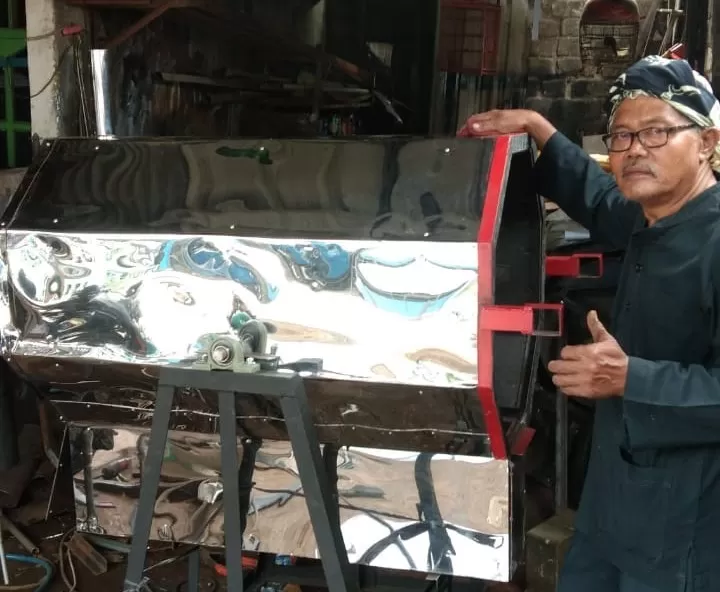 Ujang dari Pusat Pelayanan Teknologi Tepat Guna, Kecamatan Tanah Sereal menunjukkan karya Taruma Agni sebagai solusi sampah di perkotaan (Foto Istimewa)