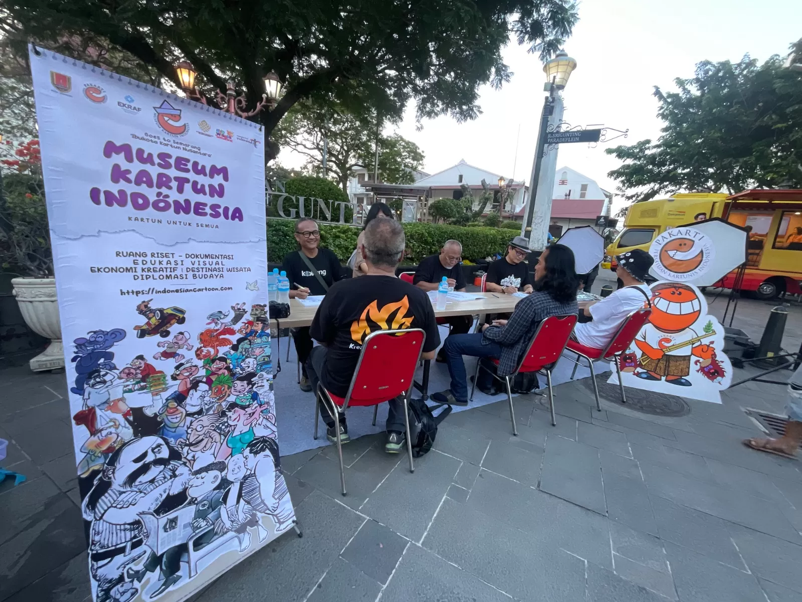 Kartunis Pakarti sosialisasikan Museum Kartun Indonesia di event Kresem Artstreet yang diselengarakan di Kawasan Kota Lama Semarang, Sabtu 20 September 2025. (Foto:&nbsp;Dok.Pakarti) 