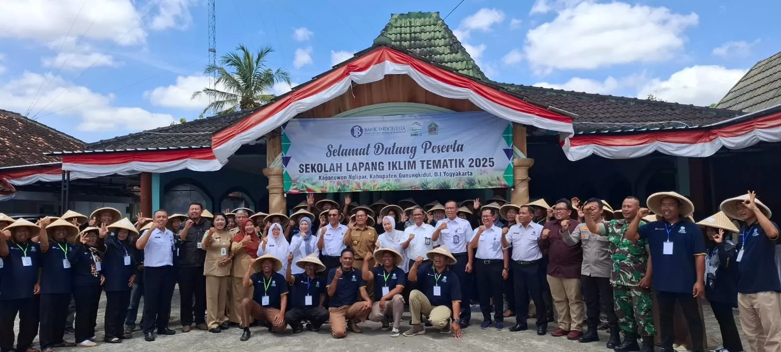 Prof Dwikorita, Wabup, undangan dan peserta SLI di Nglipar. (Dedy EW)