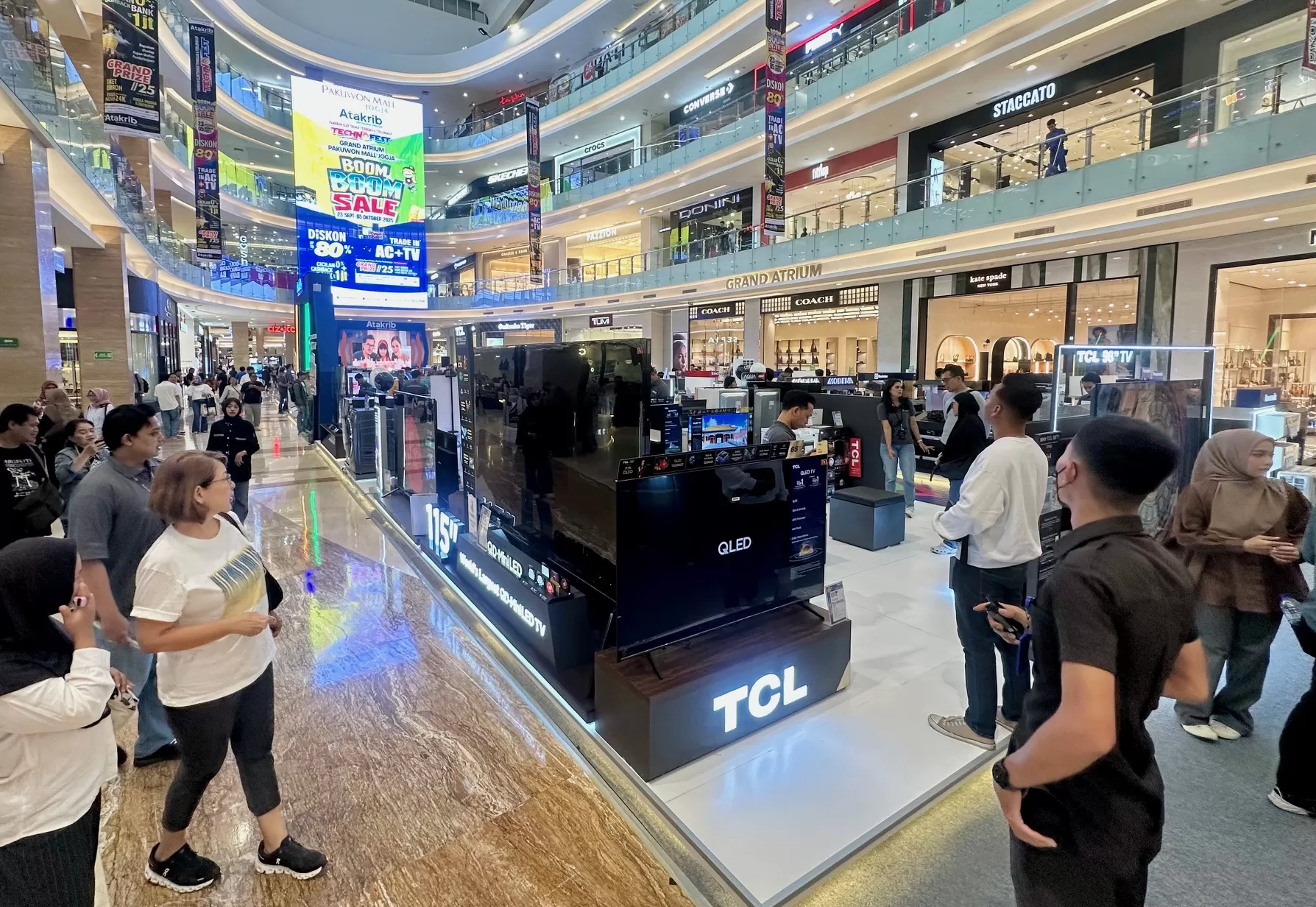 Pengunjung melihat televisi 115 inci yang jadi daya tarik Techno Fest 2025 (Harminanto)