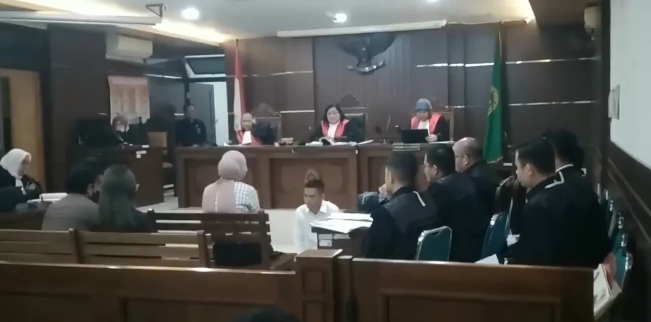 Christiano Pengarapenta Pengidahen Tarigan berlutut memohon maaf kepada ibu kandung Argo Ericko Achfandi (sumber: tangkapan layar dari postingan akun instagram @sudut_yogyakarta).