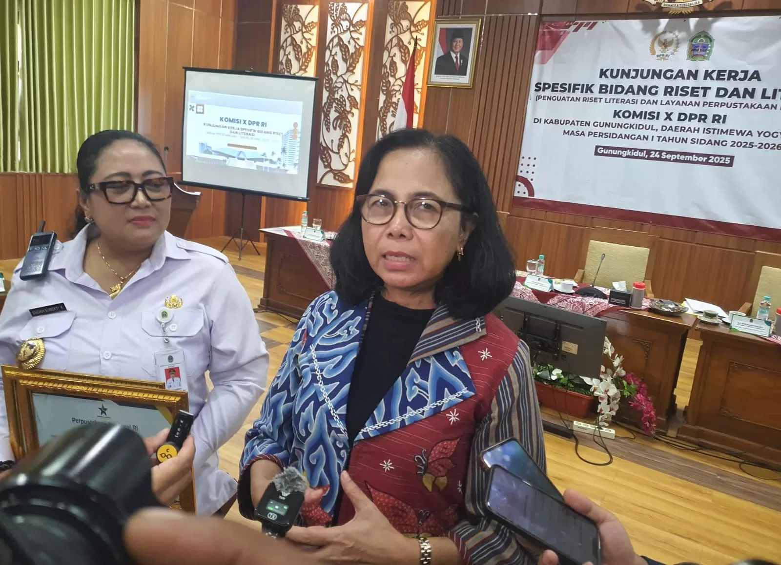 MY Esti Wijayati bersama bupati Gunungkidul.&nbsp; Foto: Dedy EW