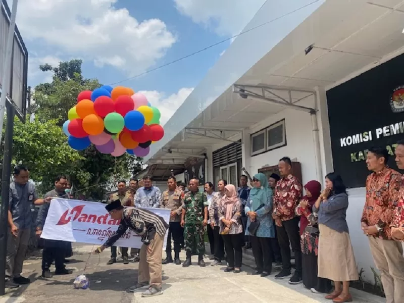 KR-Saifullah Nur Ichwan Ahmad Baehaqi memotong pita balon sebagai tanda peluncuran slogan budaya kerja &lsquo;Handarbeni&rsquo;. 