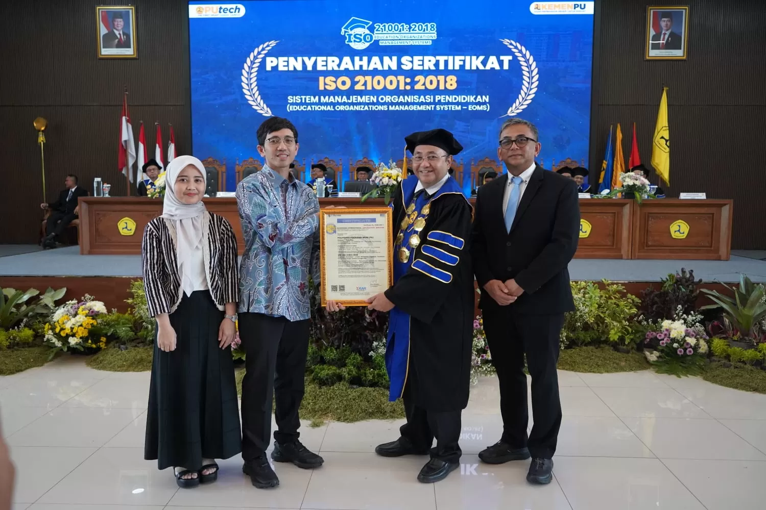   Kepala Cabang PT SUCOFINDO Cabang Semarang Ir. Habib Krisna Wijaya, M.Si., IPM., ASEAN Eng menyerakan SMOP kepada   Ir. Brawijaya, S.E., M.Eng.I.E., MSCE, Ph.D., IPU, ASEAN.Eng   (istimewa)