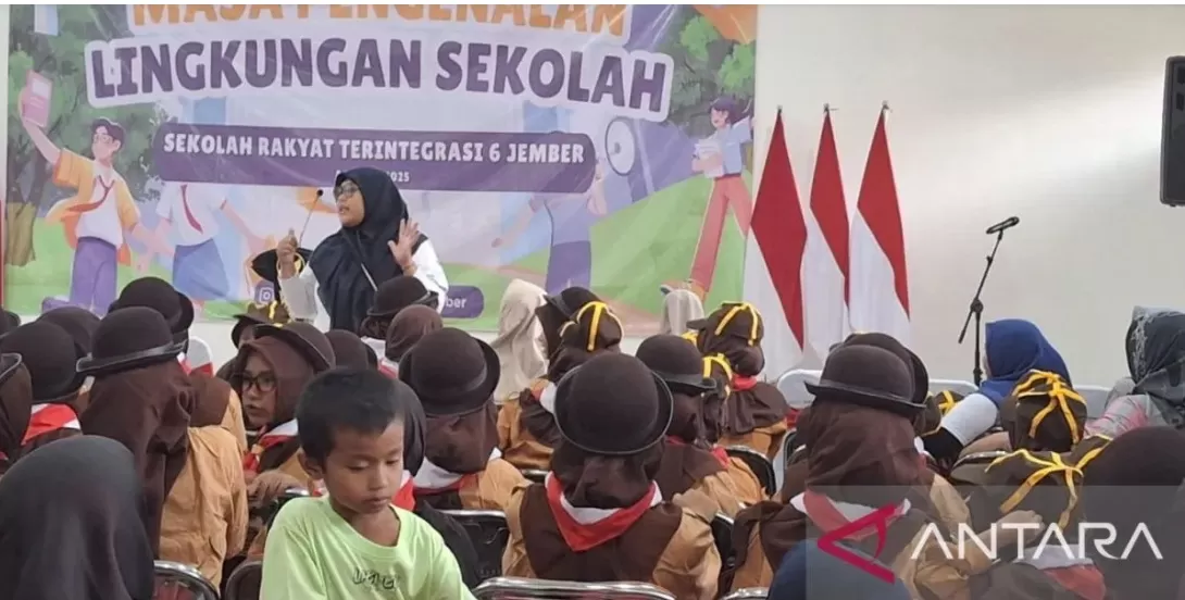    Suasana saat masa pengenalan lingkungan sekolah (MPLS) Sekolah Rakyat Terintegrasi 6 Jember yang diresmikan Bupati Jember Muhammad Fawait pada 15 Agustus 2025.  ((ANTARA/Zumrotun Solichah))