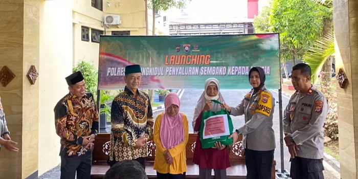 Penyerahan paket sembako kepada perwakilan lansia. (Foto: Istimewa) 