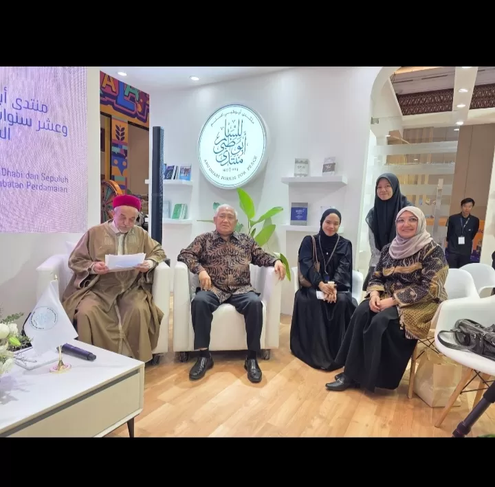 Din Syamsuddin bersama narasumber lain : Dr Solahuddin Al-Mustawi dan Dr Khoula Al-Husna yang sedang berbincang dengan mantan Rektor UIN Jakarta Prof Amany Lubis, sebelum acara. (Iatimewa )