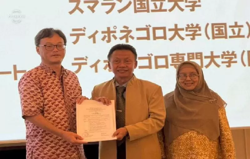 Dekan SV Undip (tengah) menunjukkan kerja sama