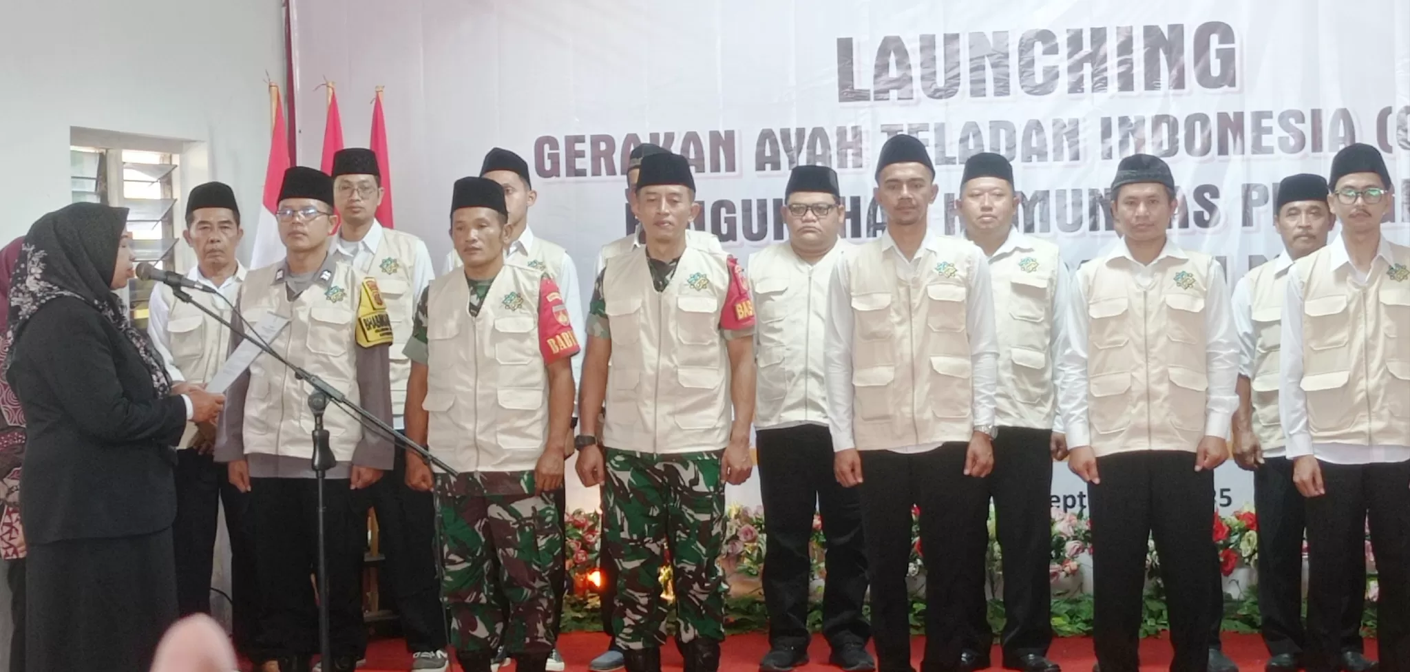 Lurah Sabdodadi Bantul, Siti Fatimah melantik penggiat Ayah Teladan Gadjah Mada (Gerakan Ayah Demi Kesejahteraan Masa Depan Anak)  (Sukro Riyadi)