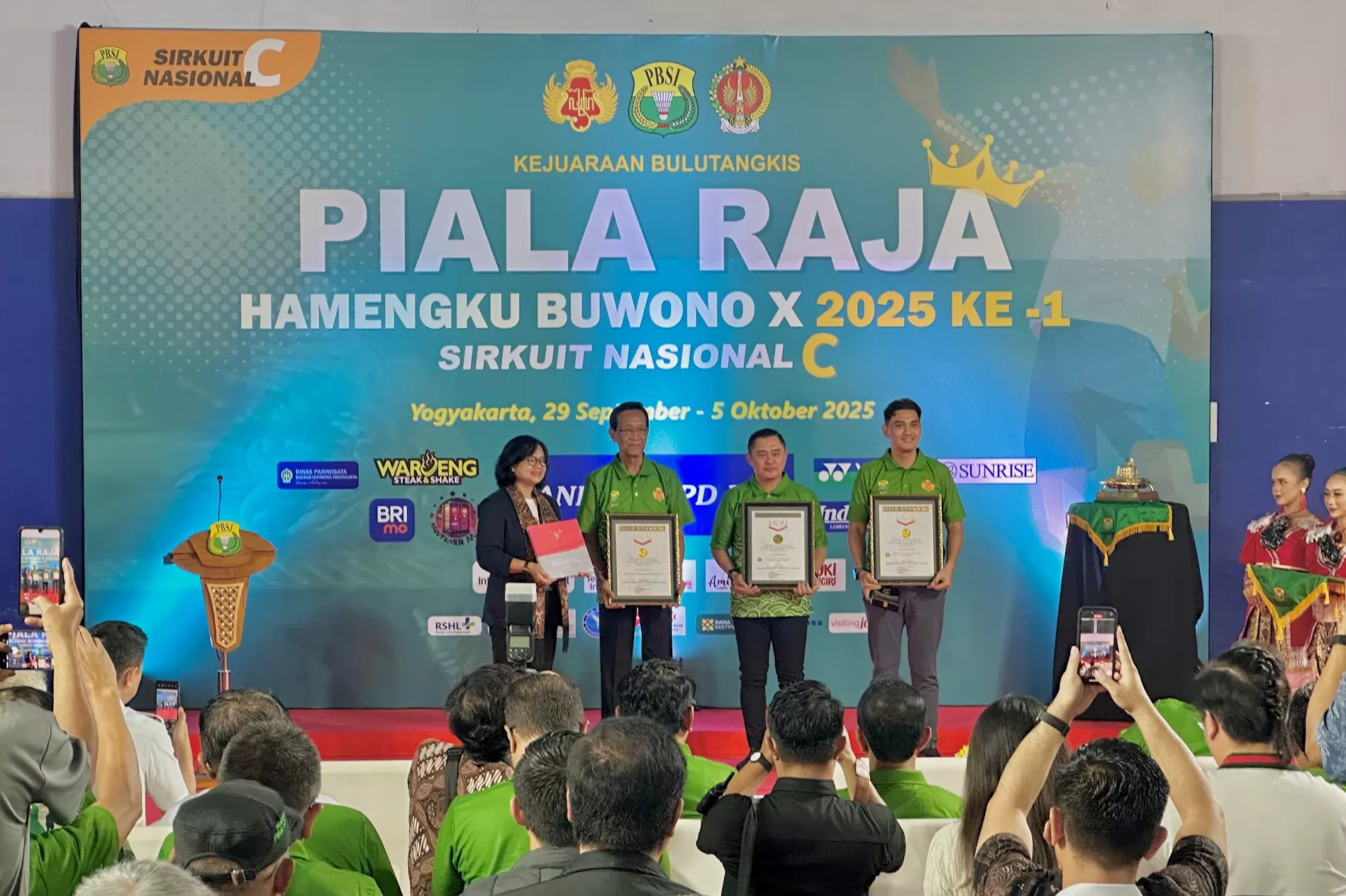   Sultan bersama Ketum PBSI Pusat dan PBSI DIY menerima sertifikat MURI dalam hal penyelenggaraan kejuaraan bulutangkis dengan peserta terbanyak  ((Harminanto))