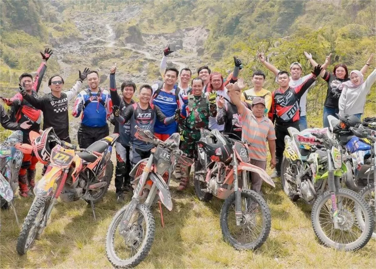   Hamenang dan Benny serta para crosser di lereng Merapi.   (istimewa)