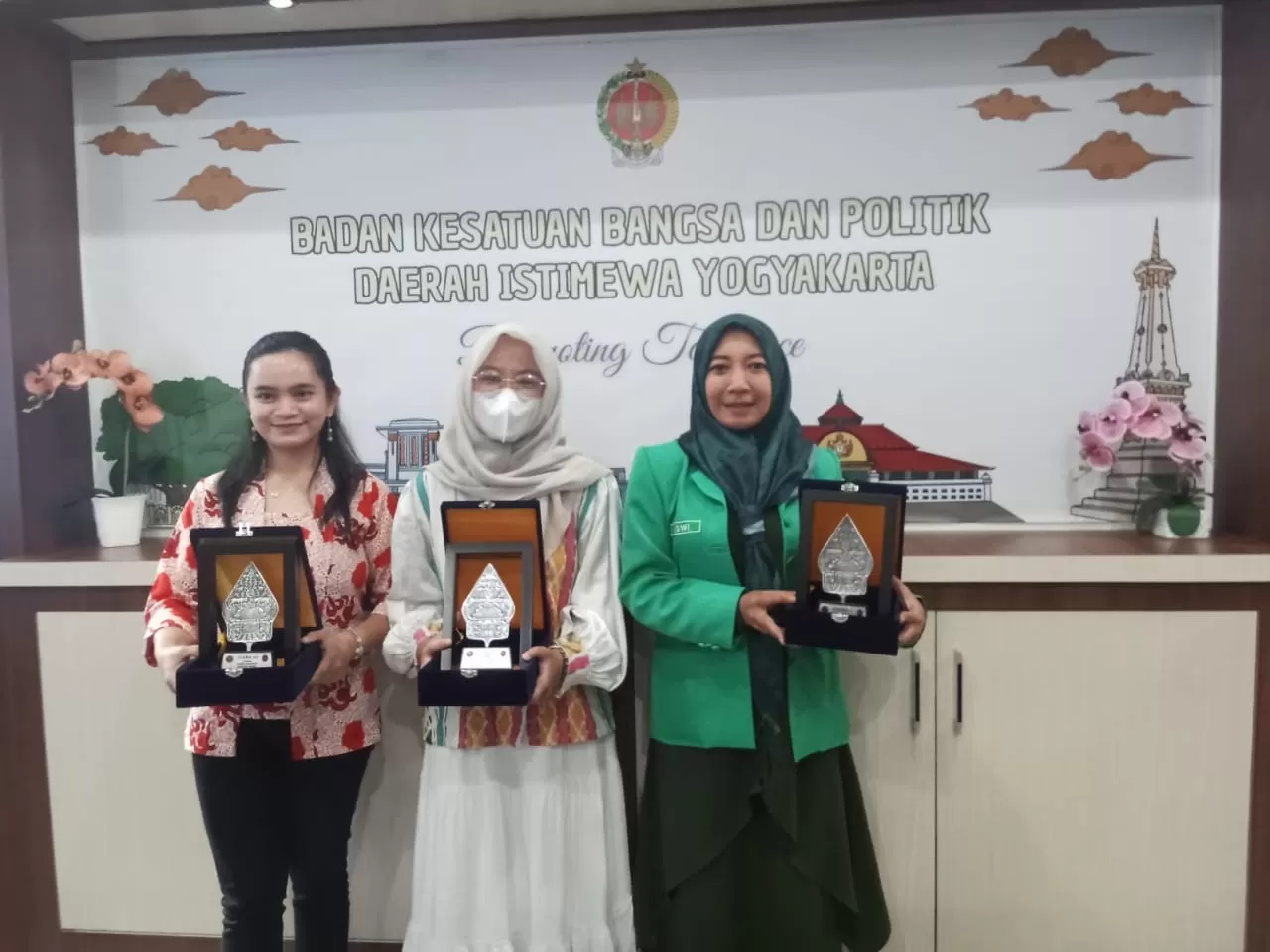 Ketiga pemenang lomba dakwah pitutur cinta FKPT-BNPT. ( M Sobirin )