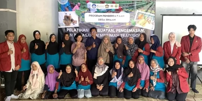 Tim pengabdian bersama KWT Sri Lestari dalam pelatihan pembuatan, pengemasan, dan pemasaran minuman tradisional berbasis Toga di Kalurahan Patalan. (Istimewa)