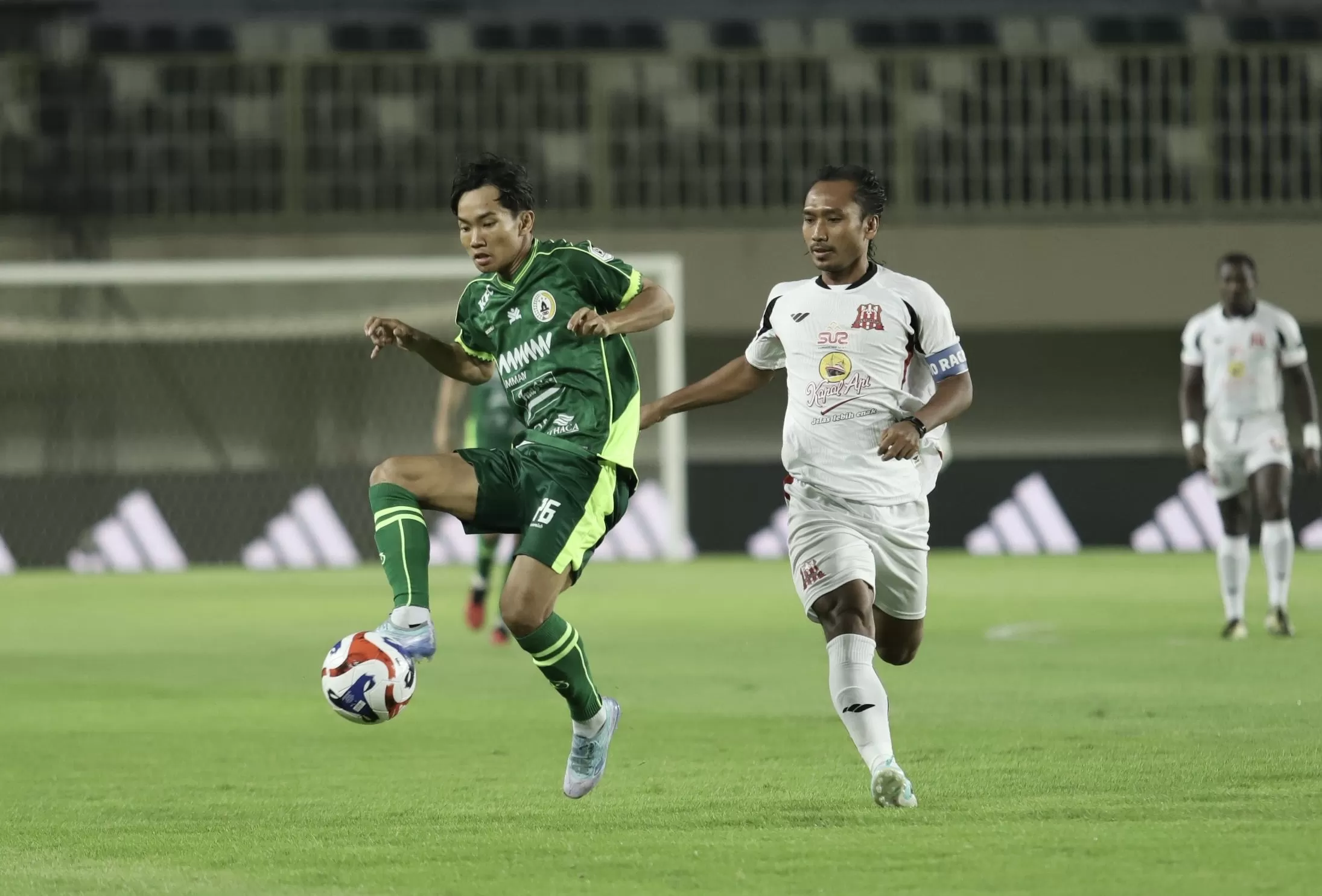   Dominikus Dion saat mengamankan bola dari Hariono, kapten Deltras yang harus diganti menit 16 karena cidera (ist)