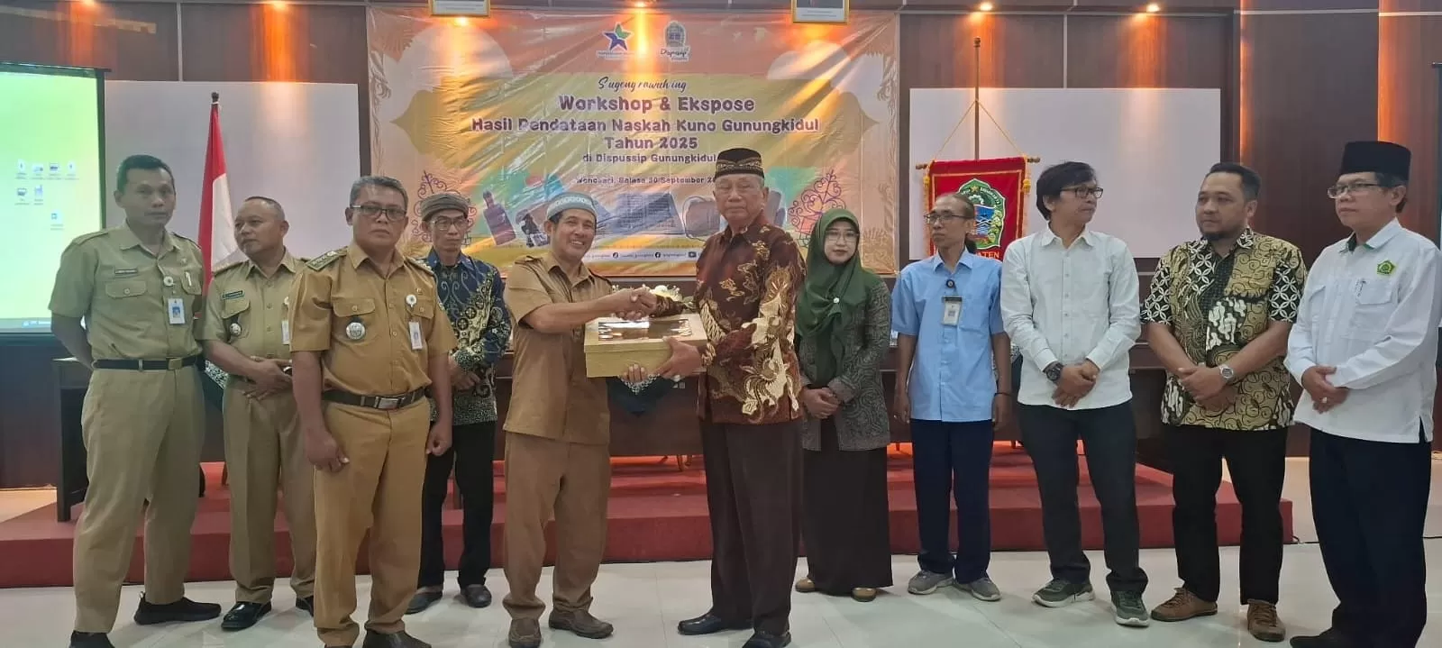 Penyerahan naskah kuno kepada Sekdin DPK. (Dedy EW)