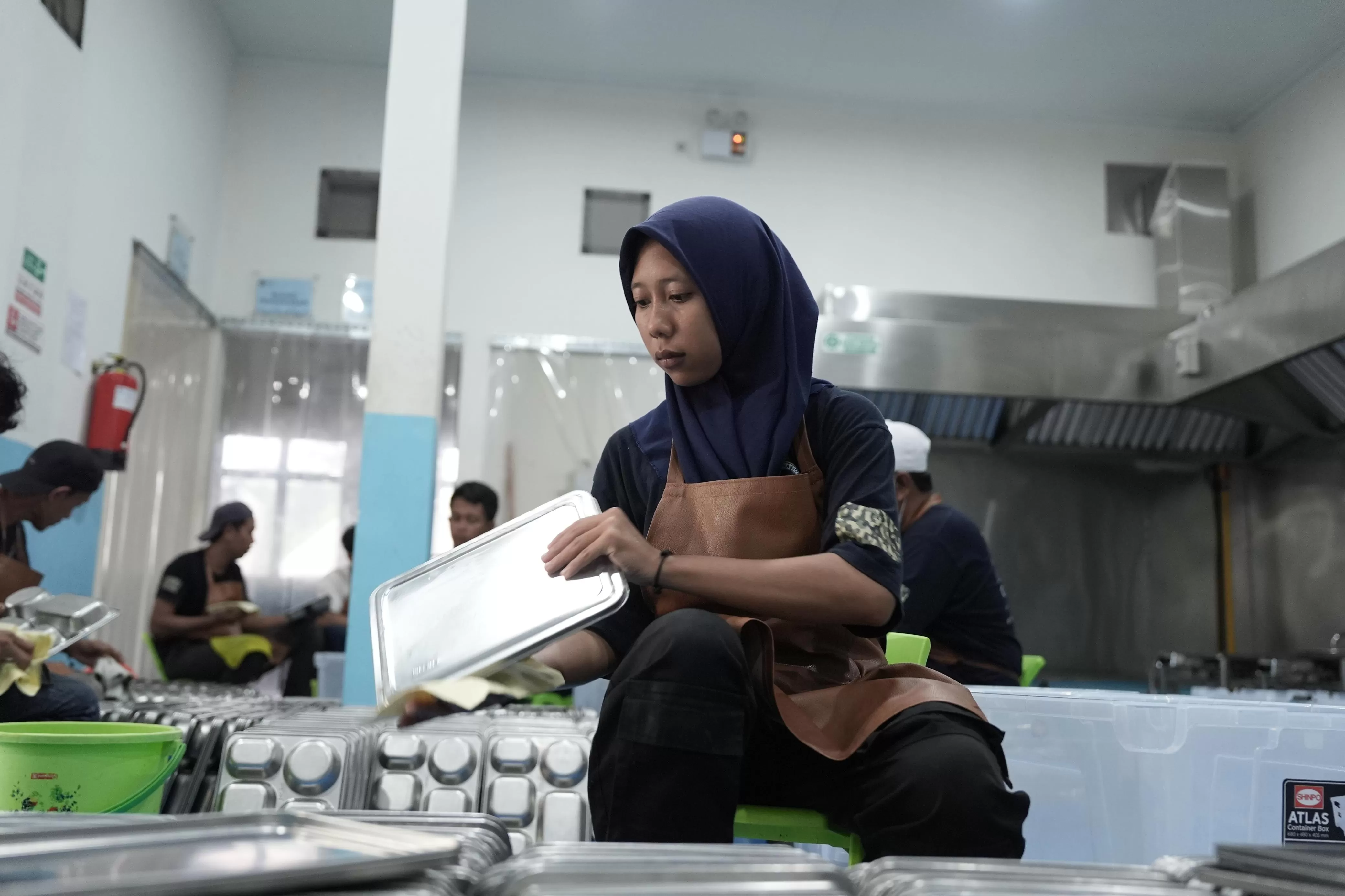 Fania Lingga (26) tampak sibuk di dapur SPPG Khusus agar hasil layanan MBG memuaskan (Foto Bandan Komunikasi Pemerintah)