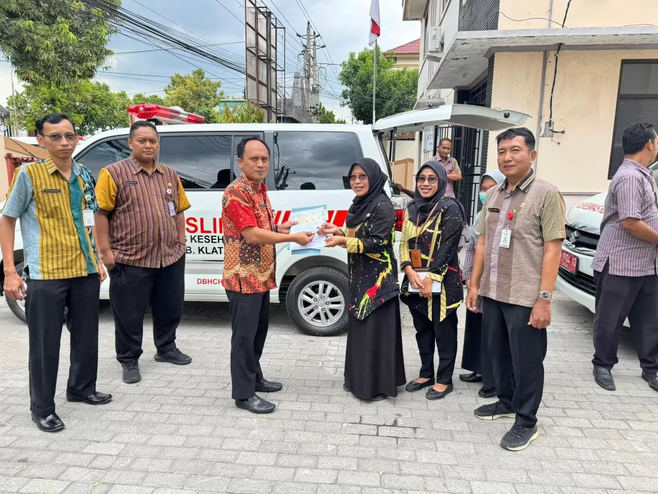 Penyerahan mobil Pusling untuk tiga Puskesmas penerima. (Sit)