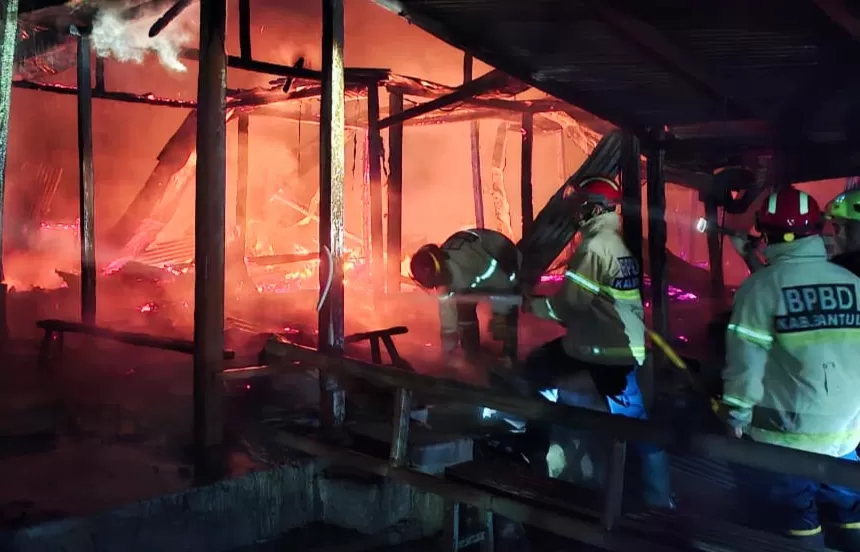 Api saat membakar warung makan di objek wisata kebun buah Mangunan (Istimewa )