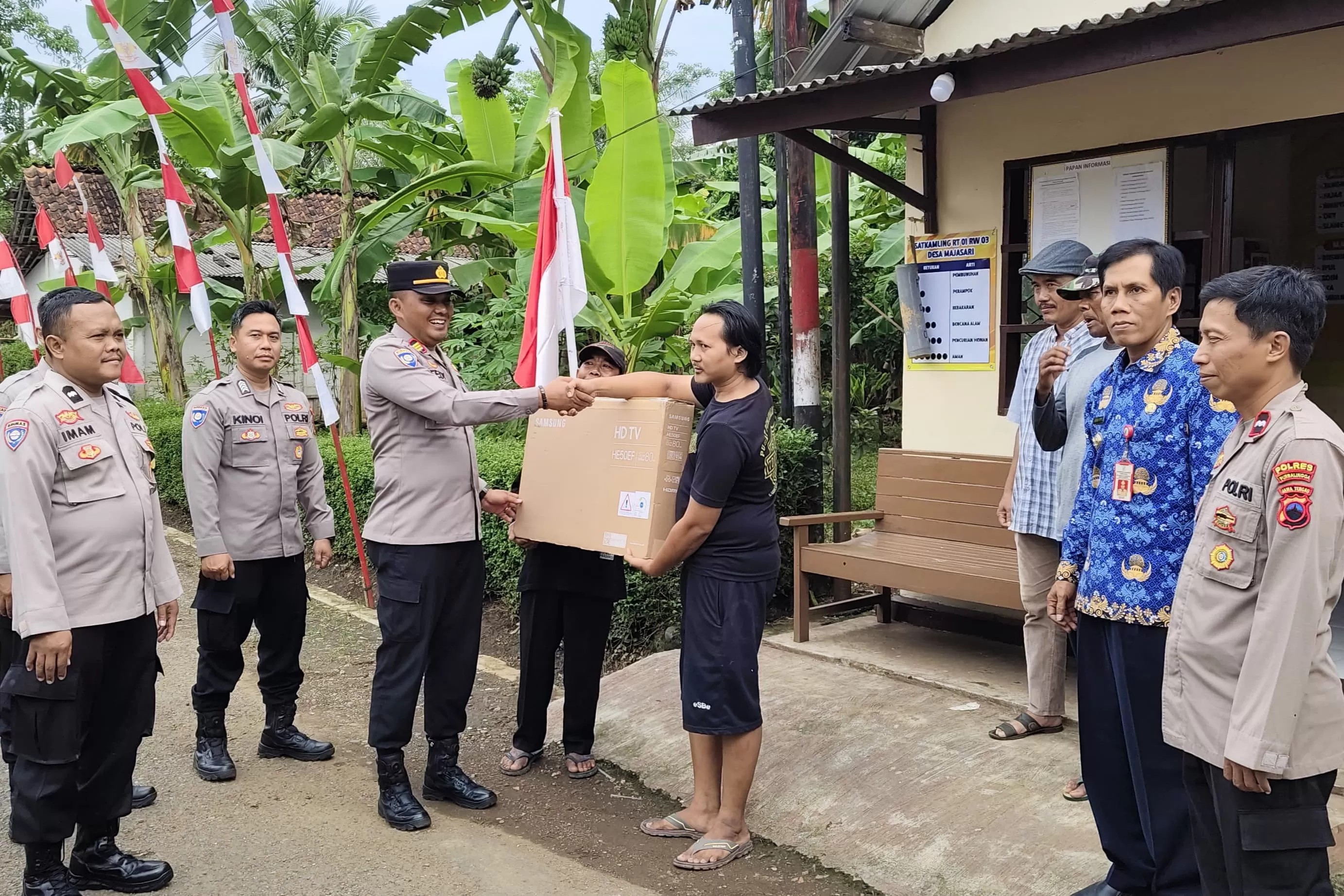 Polres Purbalingga menyerahkan bantuan televisi (Toto R)