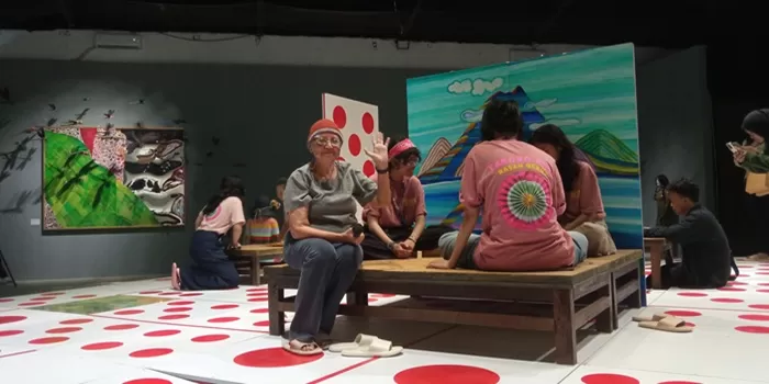 Siti Adiyati di Instalasi Domino dan Kuasa Alam dalam Pameran Seni Rupa bertajuk BLERO. 