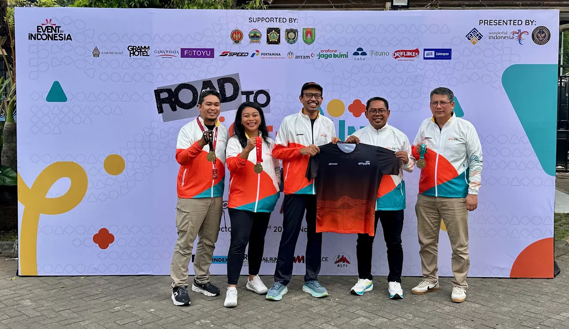 Penyelenggara BiosfeRun saat berfoto untuk media (Harminanto)