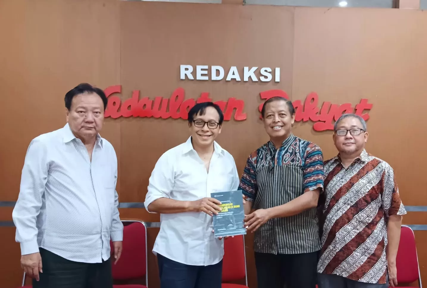 KR-Istimewa Pemred KR terima buku baru Haryadi Baskoro berjudul Perkabungan Bersejarah di Bumi Mataram 