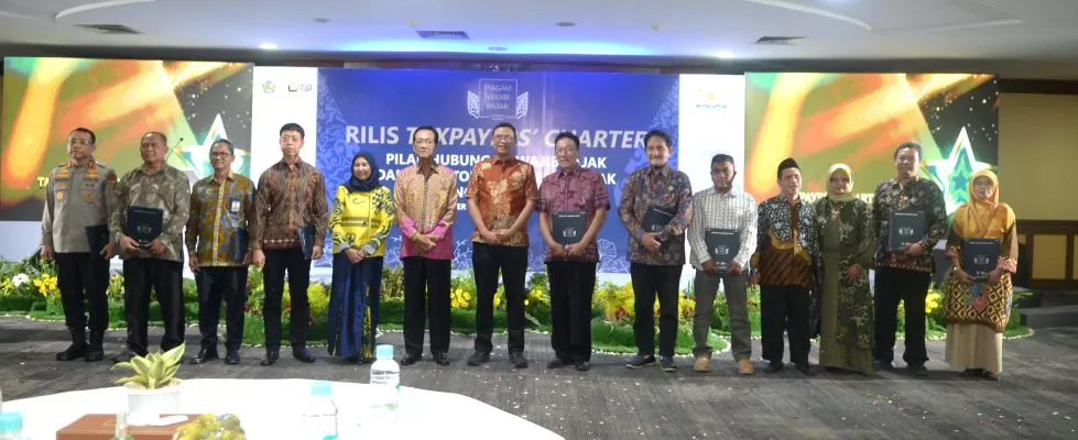 Foto bersama dengan penerima Piagam Wajib Pajak di lingkungan Kanwil DJP DIY secara simbolis   (Fira Nurfiani )