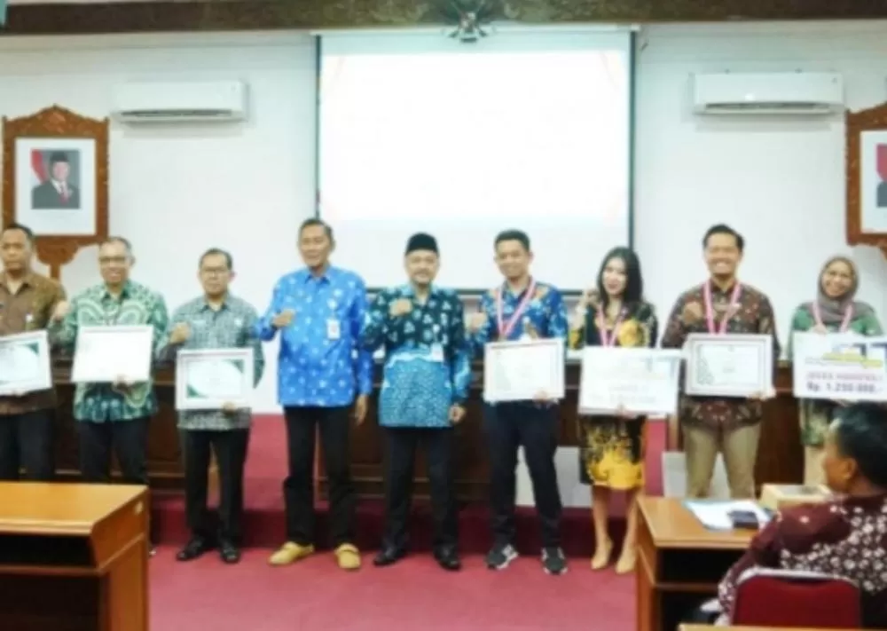  Arsiparis yang menerima penghargaan (judiman)